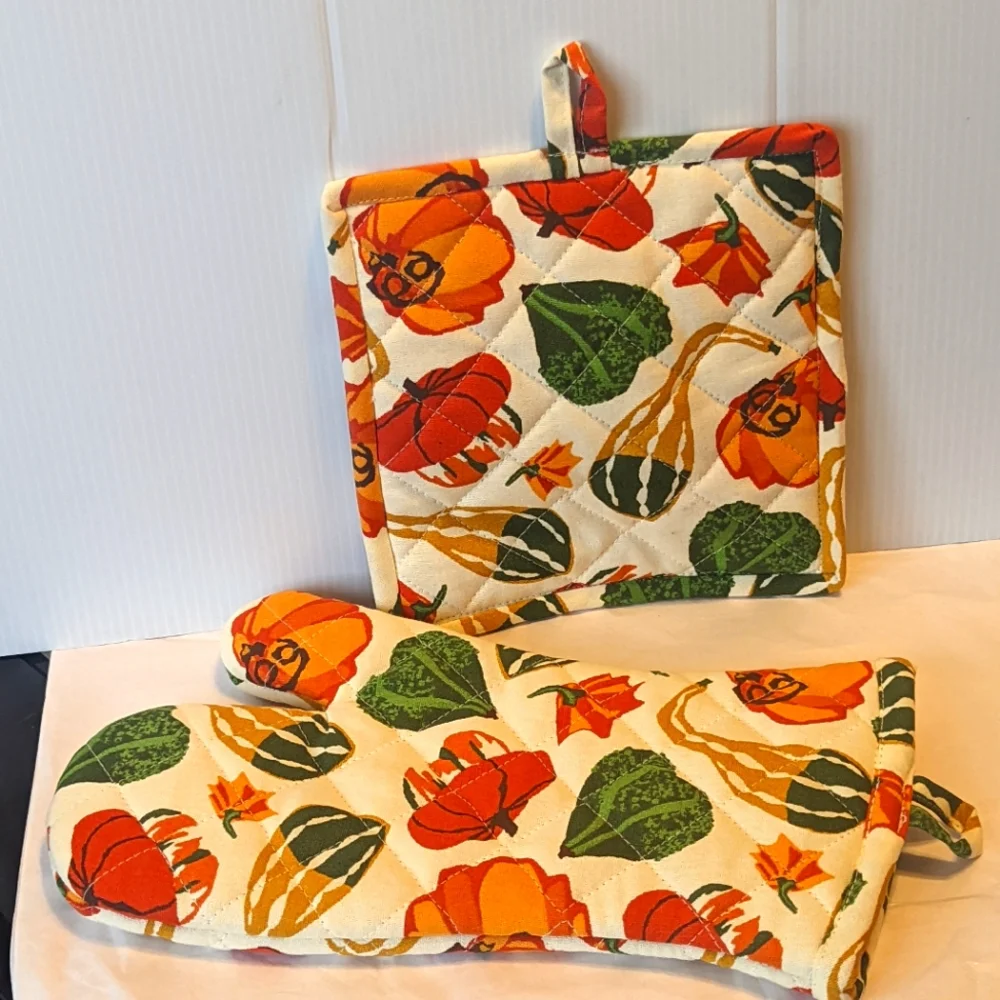 Crete & Barrel set Mitt and pot holder pumpkin gourd